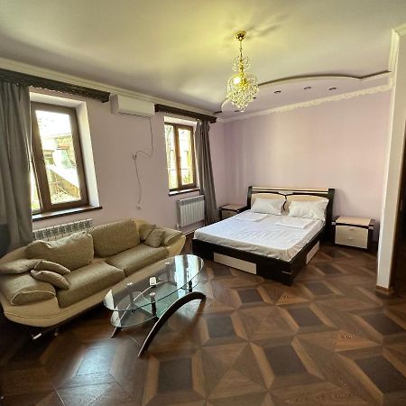 Favorit Hotel-Hostel เยเรวาน ภายนอก รูปภาพ