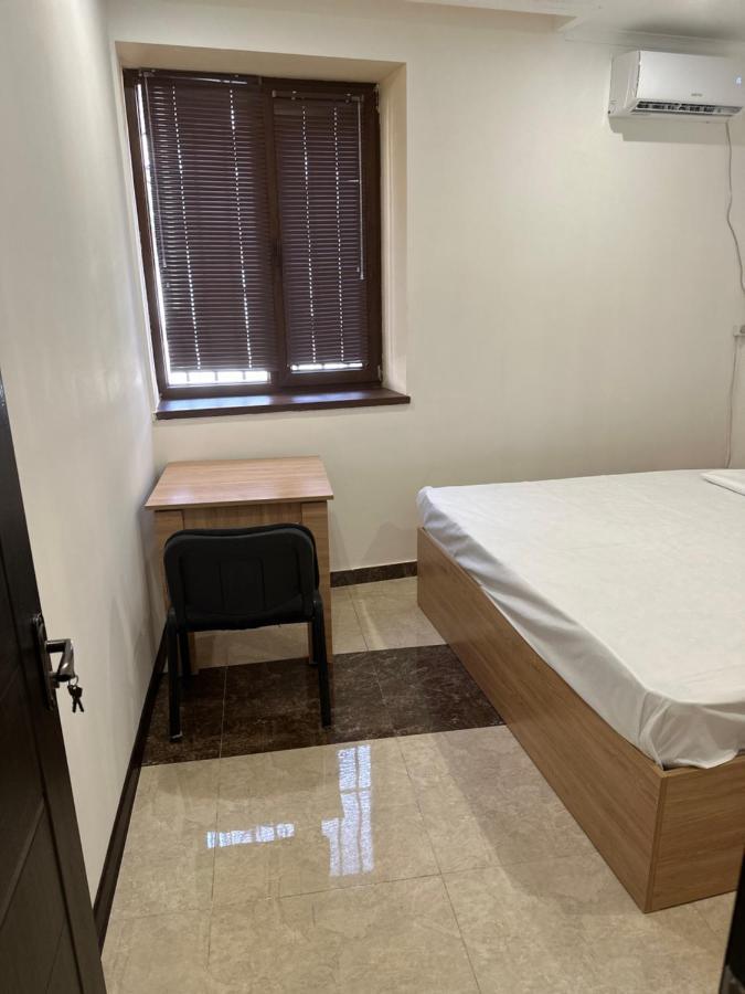 Favorit Hotel-Hostel เยเรวาน ภายนอก รูปภาพ