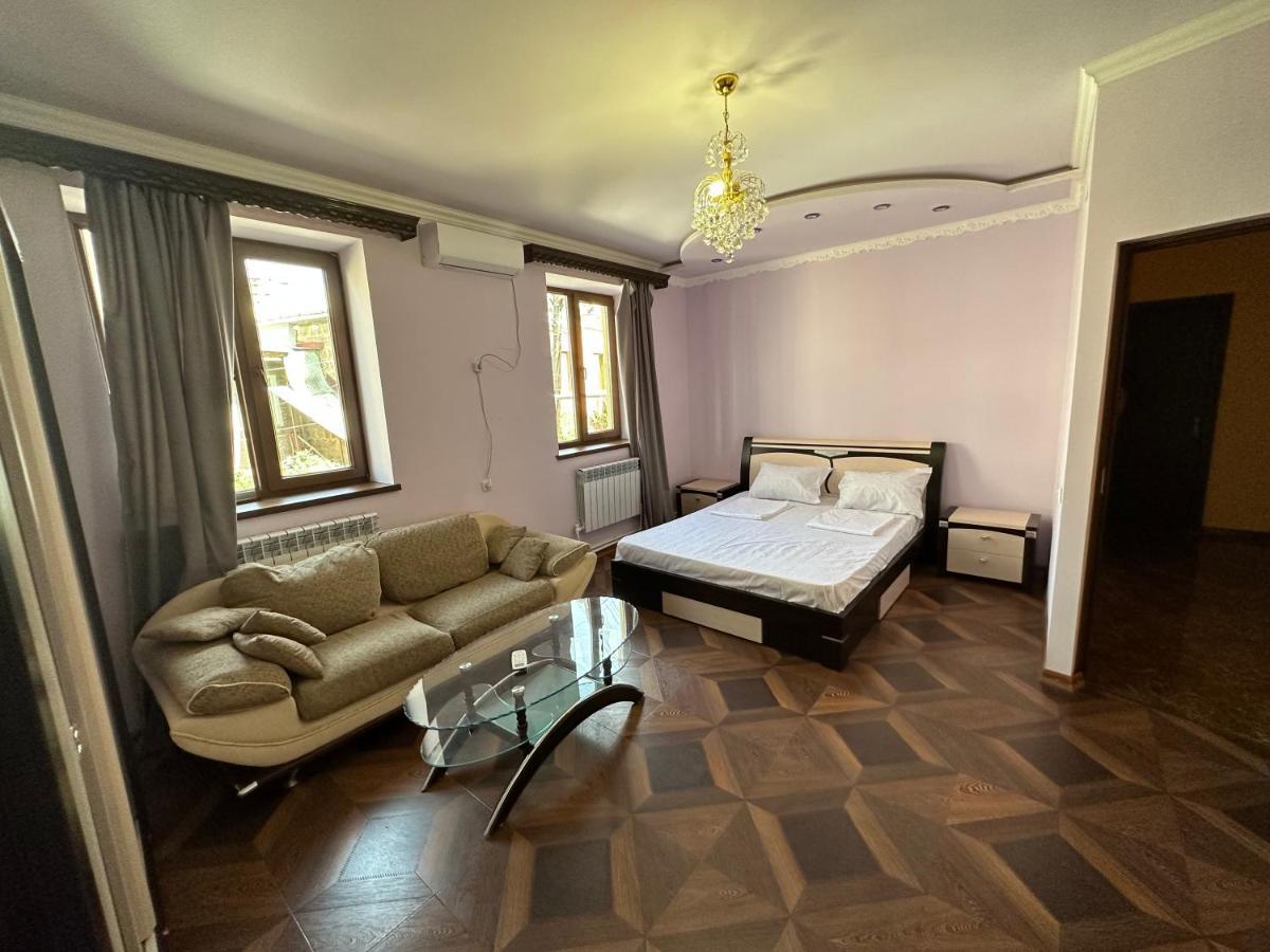 Favorit Hotel-Hostel เยเรวาน ภายนอก รูปภาพ