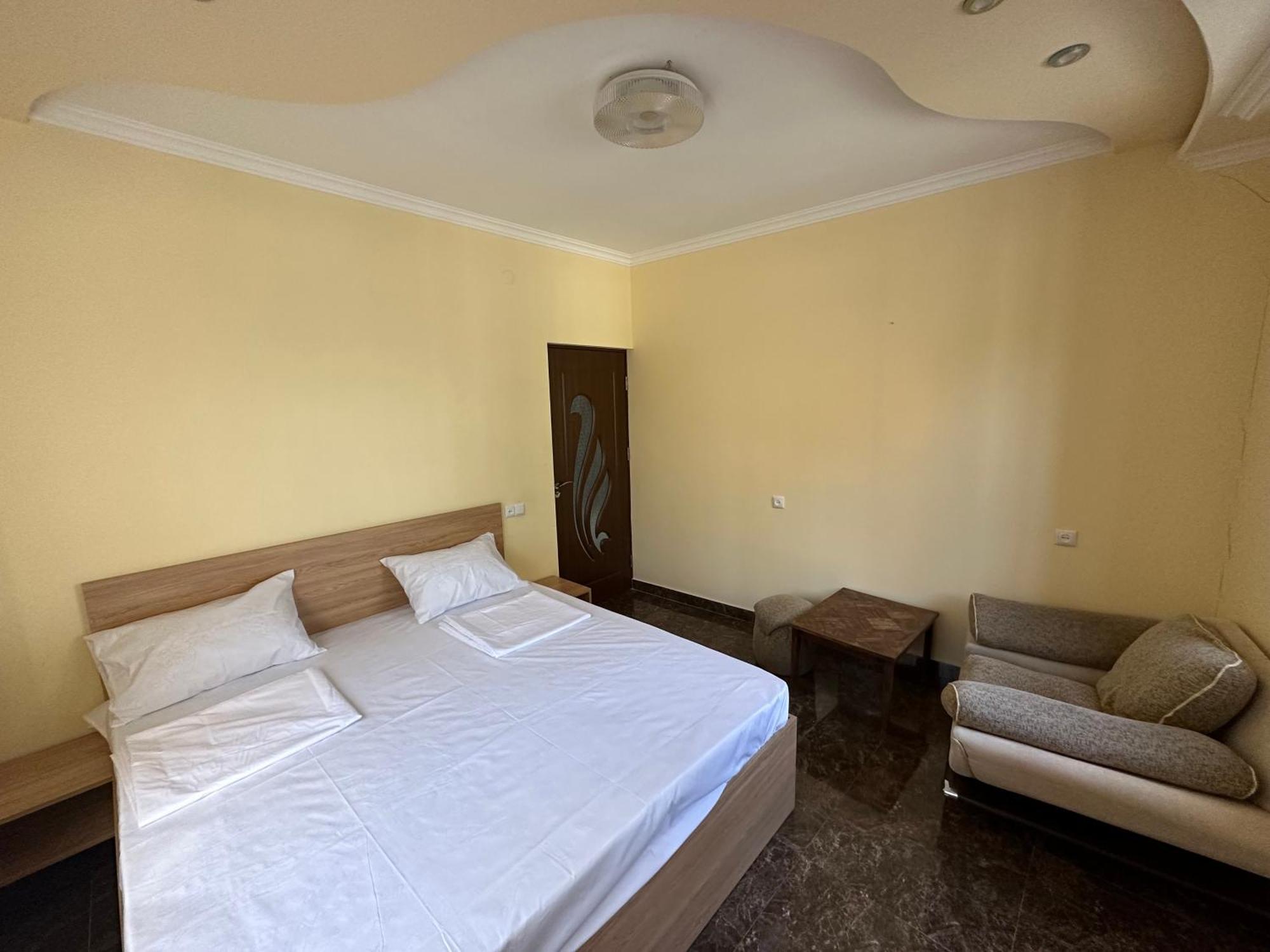 Favorit Hotel-Hostel เยเรวาน ภายนอก รูปภาพ